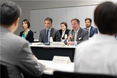 Seit rund vier Jahren ist Tim Kesseler (M.) als diplomatischer Berater an der Seite von Erbgroßherzog Guillaume (r.) im Einsatz
