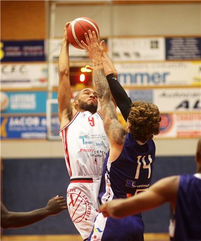 Seit sieben Jahren konnten DJ Wilson (in Weiß) und die Arantia Fels nicht mehr in Heffingen gewinnen
