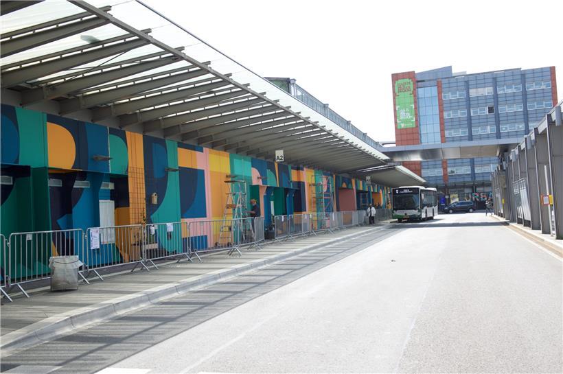 Seit zwei Wochen verschönert das spanische Künstlerkollektiv Boa Mistura zusammen mit dem CIGL die Fassade des (Bus-)Bahnhofs
