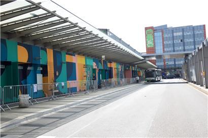 Seit zwei Wochen verschönert das spanische Künstlerkollektiv Boa Mistura zusammen mit dem CIGL die Fassade des (Bus-)Bahnhofs
