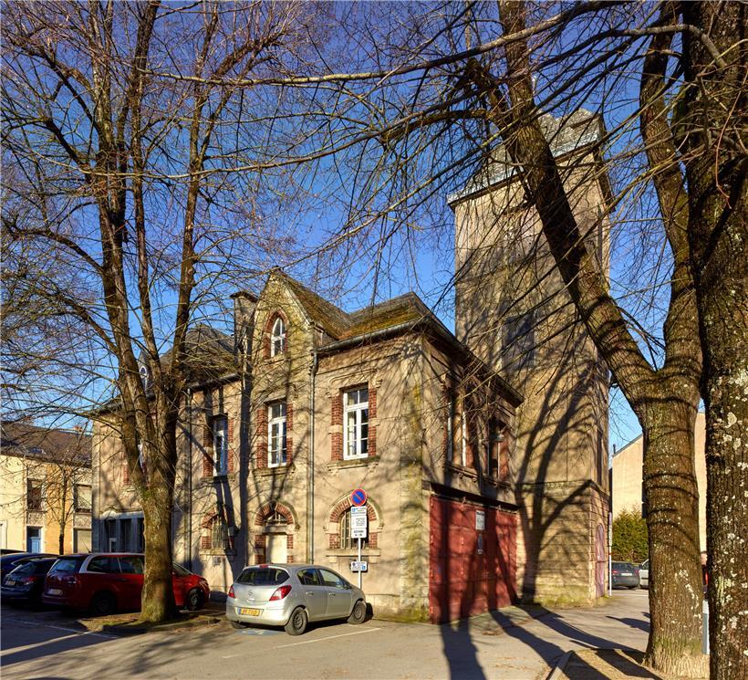 Seitenansicht des „Sprëtzenhaus“ (Feuerwache, 60, rue du Fossé). Man erkennt das Ziegeldekor an Tür- und Fensterrahmen.
