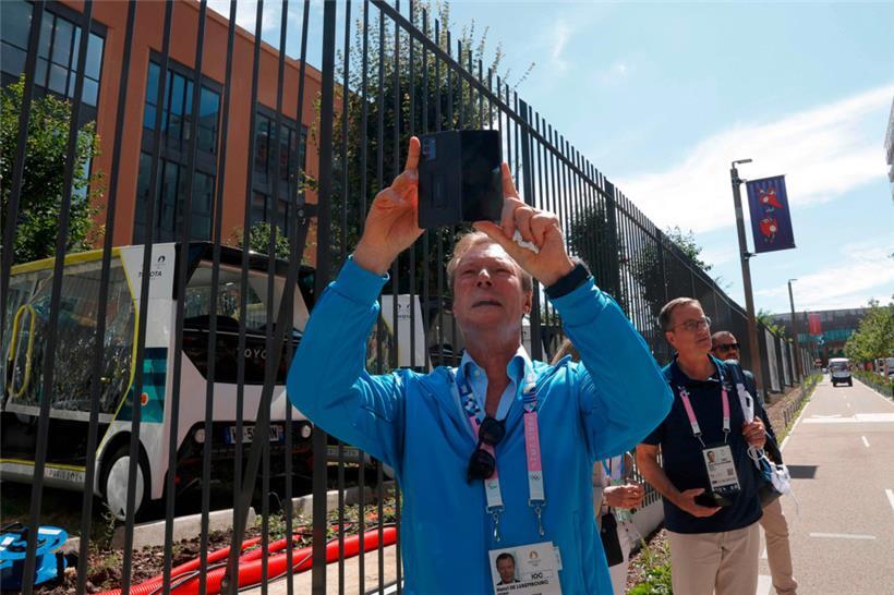 Selbst Großherzog Henri zückte im Dorf die Kamera, um die vielen Eindrücke festzuhalten
