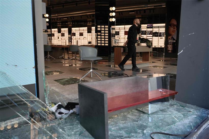 Selbst dieser Brillenladen in Barcelona wurde ausgeraubt und verwüstet