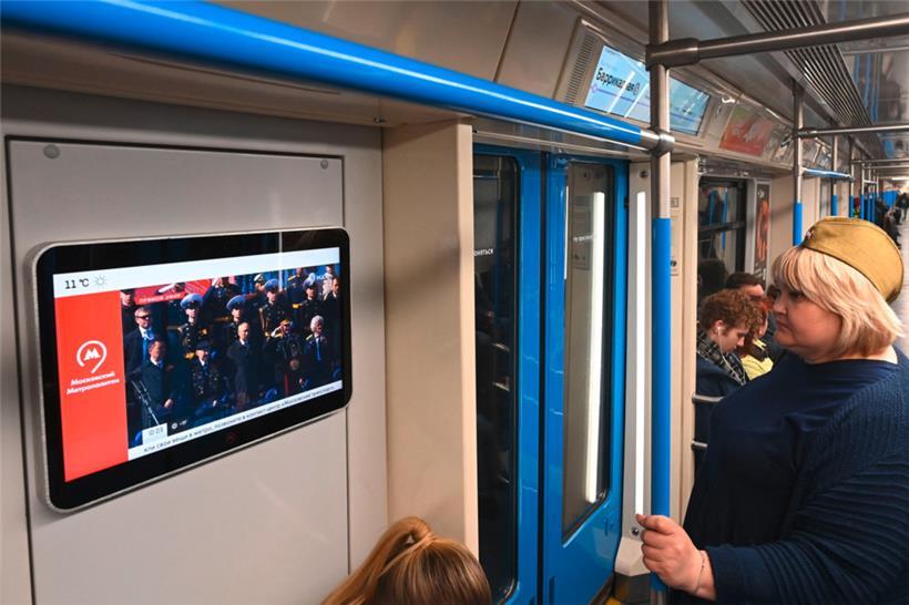 Selbst in den Zügen der Moskauer U-Bahn wird den Passagieren staatliches Propaganda-Fernsehen angeboten
