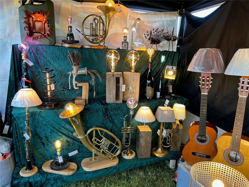 Selbstgenähtes und -gebasteltes, Holzarbeiten, Dekoartikel oder originelle Lampenideen machen den „Nuetsmaart“ aus
