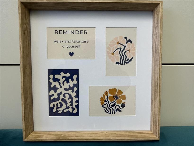 Selbstbewusster Experte mit positiver Ausstrahlung symbolisiert mentale Gesundheit und beruflichen Erfolg.