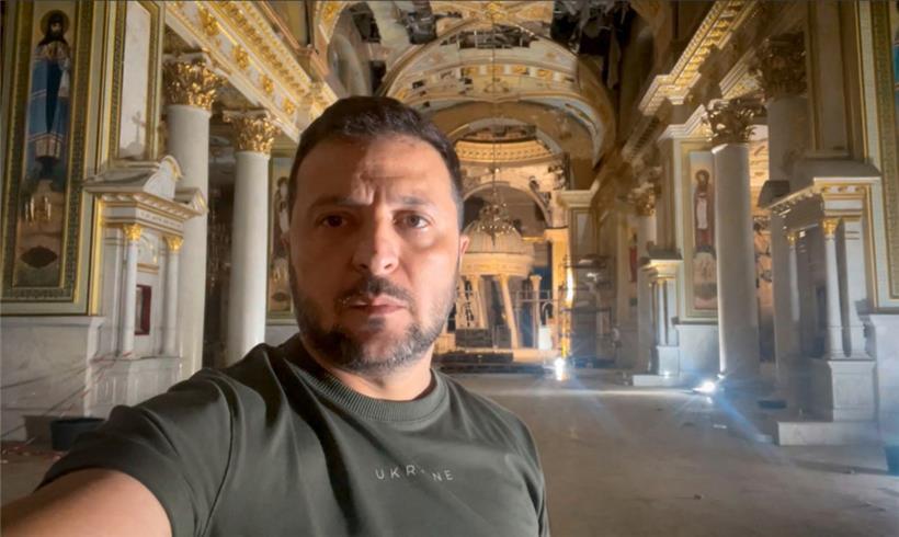 Selenskyj Ende Juli in Odessa in einer von russischen Raketen beschossenen Kathedrale
