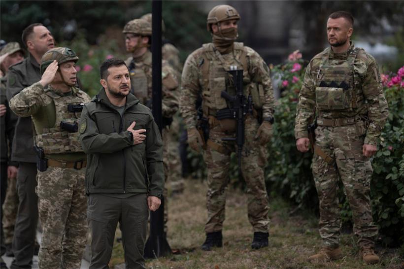 Selenskyj besuchte die zurückeroberte Stadt Isjum, wo die ukrainische Flagge wieder gehisst wurde
