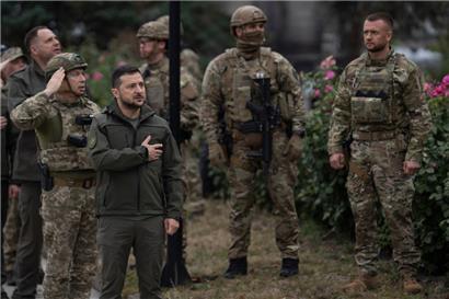 Selenskyj besuchte die zurückeroberte Stadt Isjum, wo die ukrainische Flagge wieder gehisst wurde
