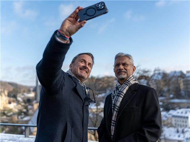 Außenminister Xavier Bettel und Dr. Subrahmanyam Jaishankar posieren für Selfie vor verschneiter Winterkulisse bei diplomatischem Treffen