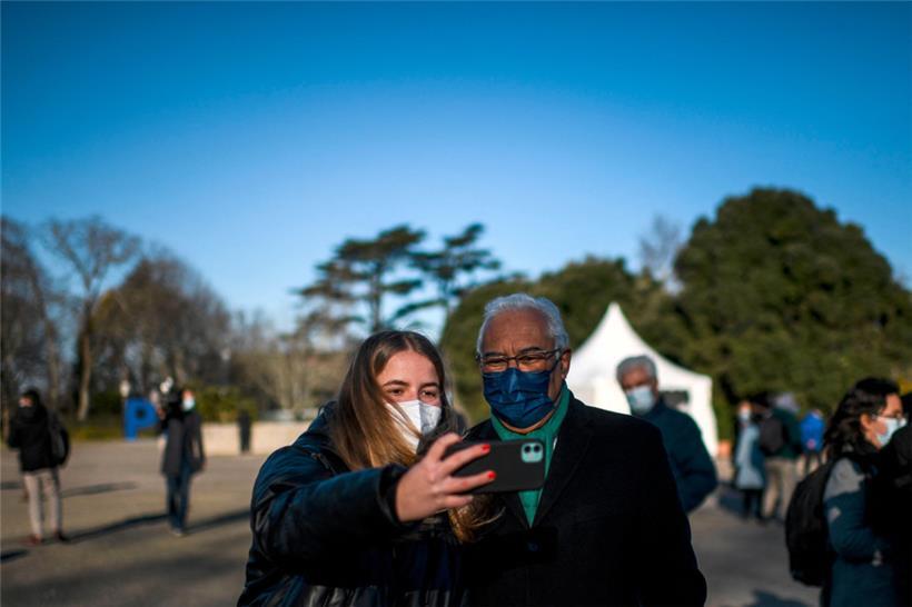 Selfie mit Wählerin: Für Portugals Ministerpräsidenten Antonio Costa wird es enger als erwartet 

