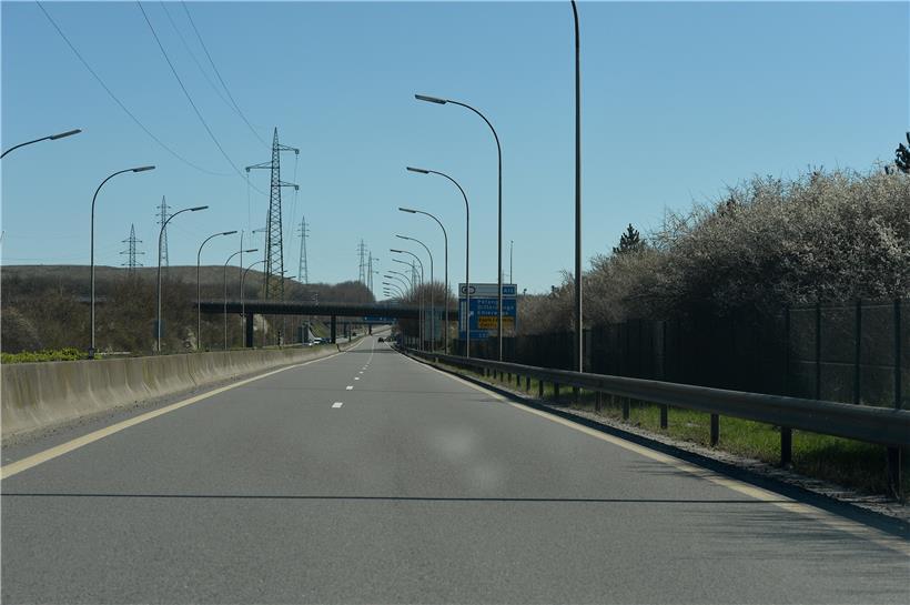 Selten so leer: Das Foto zeigt die A4 in Richtung Luxemburg am 30. März 2020 auf Höhe von Belval
