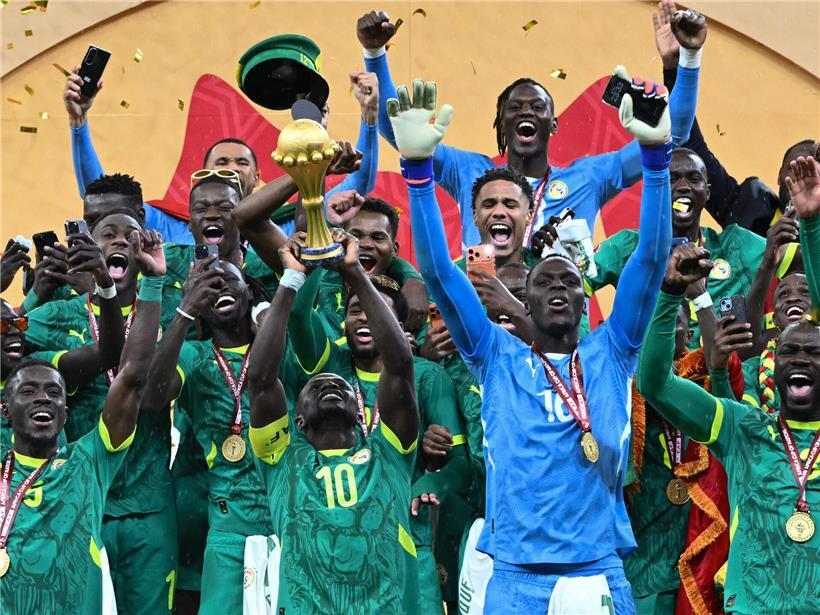 Sadio Mané, Senegals Stürmer Nr. 10, hebt den Pokal triumphierend bei internationalem Fußballturnier hoch