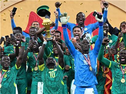 Sadio Mané, Senegals Stürmer Nr. 10, hebt den Pokal triumphierend bei internationalem Fußballturnier hoch