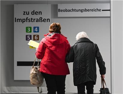 Senioren soll bei der Nutzung von digitalen Werkzeugen wie Computern oder Tablets unter die Arme gegriffen werden, so der OGBL
