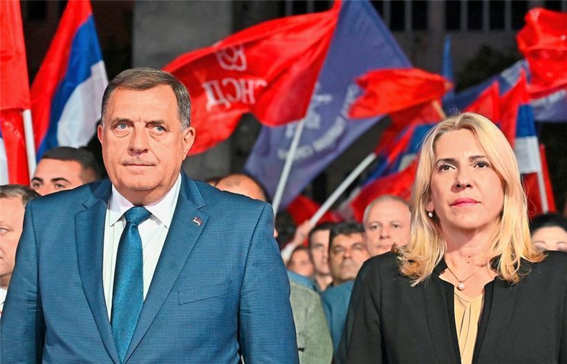Serben-Führer und Putin-Freund Milorad Dodik bleibt weiterhin Präsident der serbischen Teilrepublik Srpska, seine Vertraute Zeljka Cvijanovic übernimmt den Sitz der Serben im Staatspräsidium von Bosnien-Herzegowina
