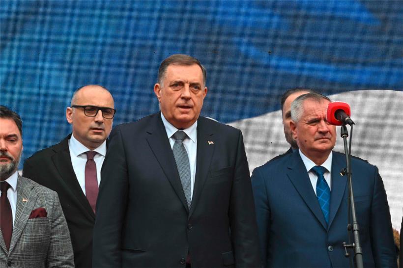 Serbenführer Milorad Dodik (M.) spielt im Vielvölkerstaat Bosnien-Herzegowina mit dem Feuer
