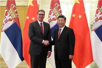 Serbiens Präsident Aleksandar Vucic (l.) zu Besuch beim chinesischen Präsidenten Xi Jinping im April 2019: Chinas Einfluss in Serbien nimmt stetig zu, bemerken die EU-Parlamentarier in einem Bericht über den Beitrittskandidaten vom Balkan
