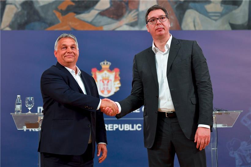 Serbiens Präsident Aleksandar Vucic orientiert sich stark am ungarischen Regierungschef Viktor Orban. Auch Vucics Partei SNS dürfte nach den Wahlen am Sonntag, wie sein Politfreund aus Ungarn, über eine absolute Mehrheit im Parlament verfügen.
