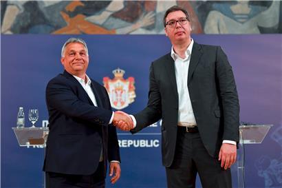 Serbiens Präsident Aleksandar Vucic orientiert sich stark am ungarischen Regierungschef Viktor Orban. Auch Vucics Partei SNS dürfte nach den Wahlen am Sonntag, wie sein Politfreund aus Ungarn, über eine absolute Mehrheit im Parlament verfügen.
