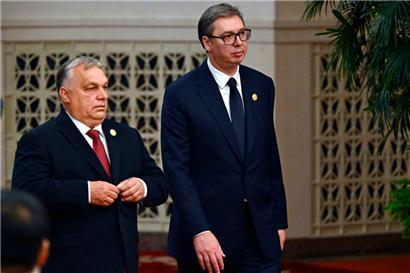 Serbiens Präsident Aleksandar Vucic (r.) ist lieber mit seinem guten Freund Viktor Orban in Peking unterwegs, als dass er sich um gute Beziehungen mit den Nachbarn bemüht
