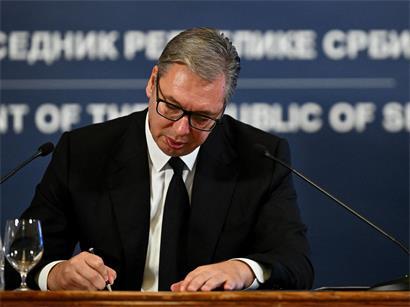 Serbiens Präsident Vucic bei der Unterzeichnung seines Rücktrittschreibens