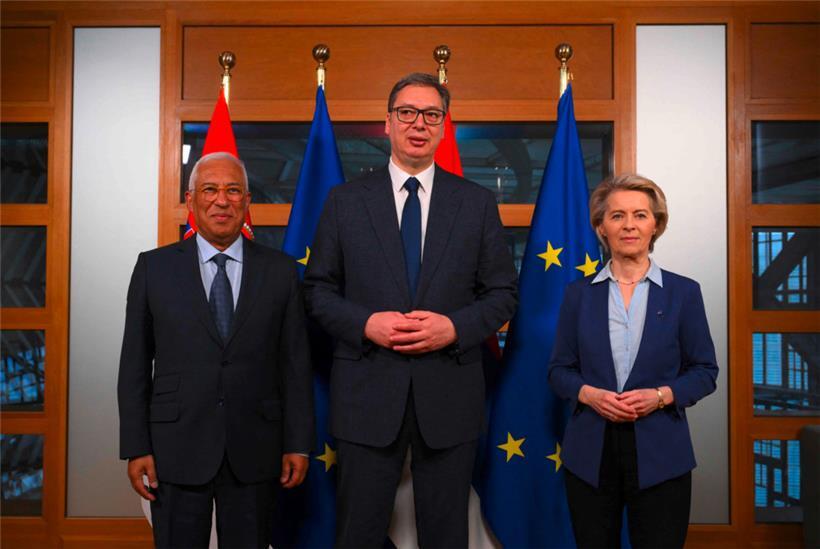 Serbiens Staatschef Aleksandar Vucic wird trotz seines autoritären Regierungsstils von EU-Ratspräsident Antonio Costa und EU-Kommissionspräsidentin Ursula von der Leyen hofiert (Bild vom 25. März während eines Empfangs in Brüssel)
