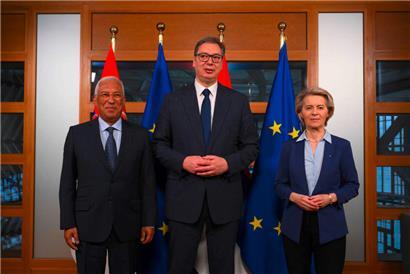 Serbiens Staatschef Aleksandar Vucic wird trotz seines autoritären Regierungsstils von EU-Ratspräsident Antonio Costa und EU-Kommissionspräsidentin Ursula von der Leyen hofiert (Bild vom 25. März während eines Empfangs in Brüssel)
