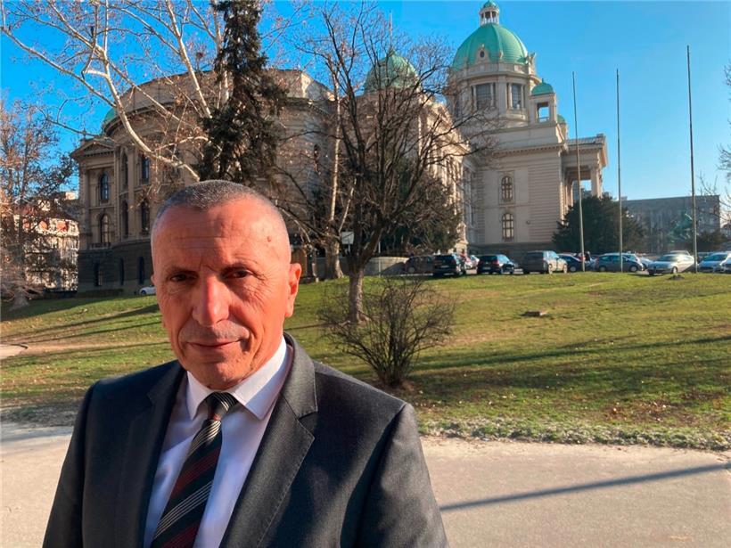 Serbiens unfreiwilliger Oppositionsführer: der albanische Minderheitenabgeordnete Shaip Kamberi vor dem Parlament in Belgrad
