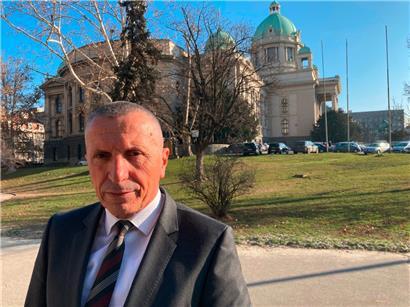 Serbiens unfreiwilliger Oppositionsführer: der albanische Minderheitenabgeordnete Shaip Kamberi vor dem Parlament in Belgrad
