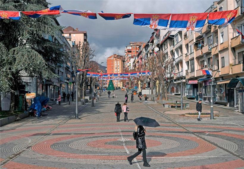 Serbische Fahnen in den Straßen der nordkosovarischen Stadt Mitrovica: nördlich des Flusses Ibar, der die Stadt durchfließt, geben die Serben den Ton an
