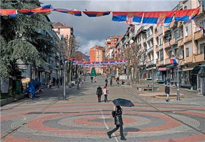 Serbische Fahnen in den Straßen der nordkosovarischen Stadt Mitrovica: nördlich des Flusses Ibar, der die Stadt durchfließt, geben die Serben den Ton an
