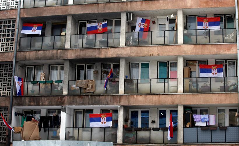 Serbische Flaggen hängen auf den Balkonen eines Mietshauses in der geteilten Stadt Mitrovica in Kosovo. Der Norden ist serbisch dominiert, der Rest kosovarisch.

