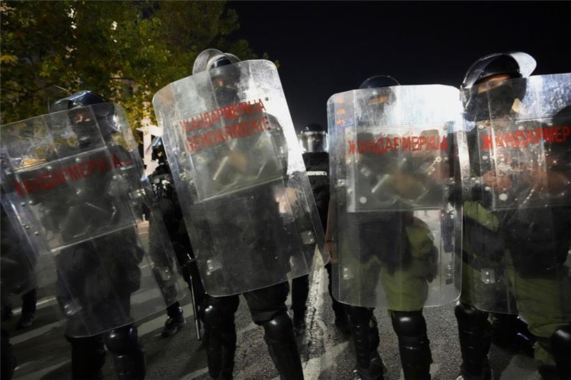 Serbische Gendarmeriebeamte stehen während einer Anti-Regierungs-Demonstration Wache
