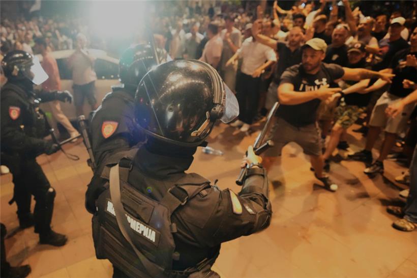 Serbische Gendarmeriebeamte trennen Demonstranten von den gegnerischen Lagern während einer Anti-Regierungs-Demonstration in Belgrad
