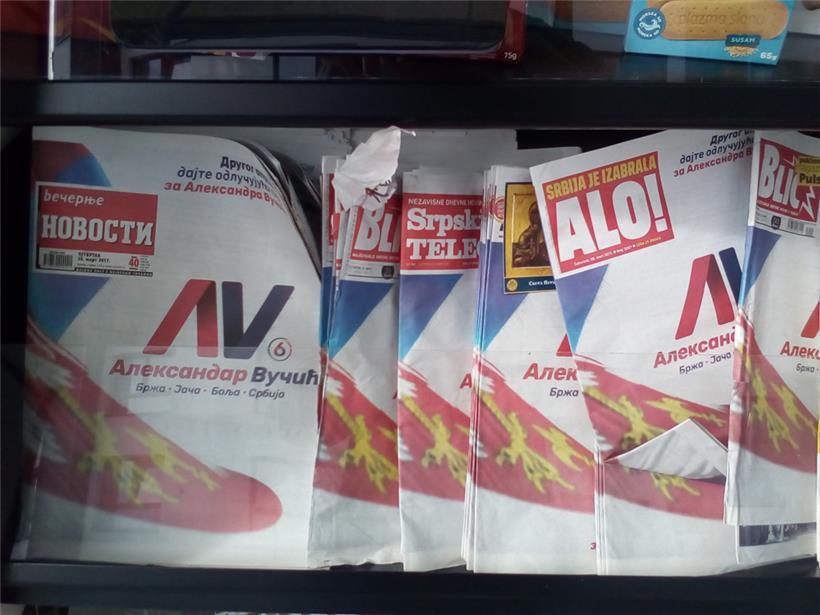 Serbische Pressevielfalt: Zeitungen mit derselben Wahlreklame für Präsident Aleksandar Vucic auf den Titelblättern an einem Belgrader Kiosk
