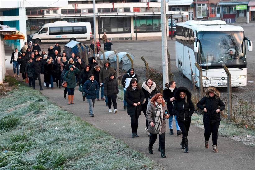 Serbische Wählerinnen aus dem Kosovo wurden mit Bussen über die Grenze zum Wählen gebracht 
