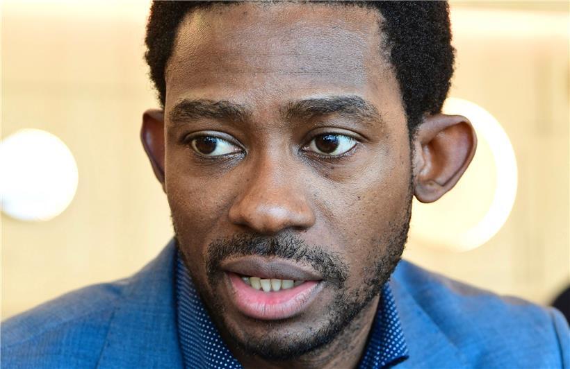 Serge Hua Wilfried Koffi nimmt eine gewohnte Pose ein – doch vor allem das Outfit hat sich in den letzten Jahren geändert 
