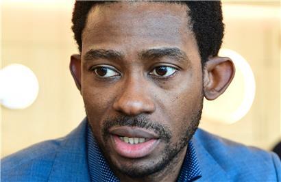Serge Hua Wilfried Koffi nimmt eine gewohnte Pose ein – doch vor allem das Outfit hat sich in den letzten Jahren geändert 

