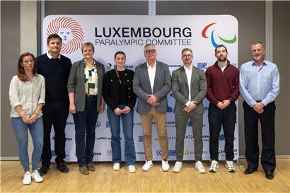 Serge Schaul mit neuem Team bei Teambesprechung, Gruppenfoto mit fünf Personen in Büroumgebung