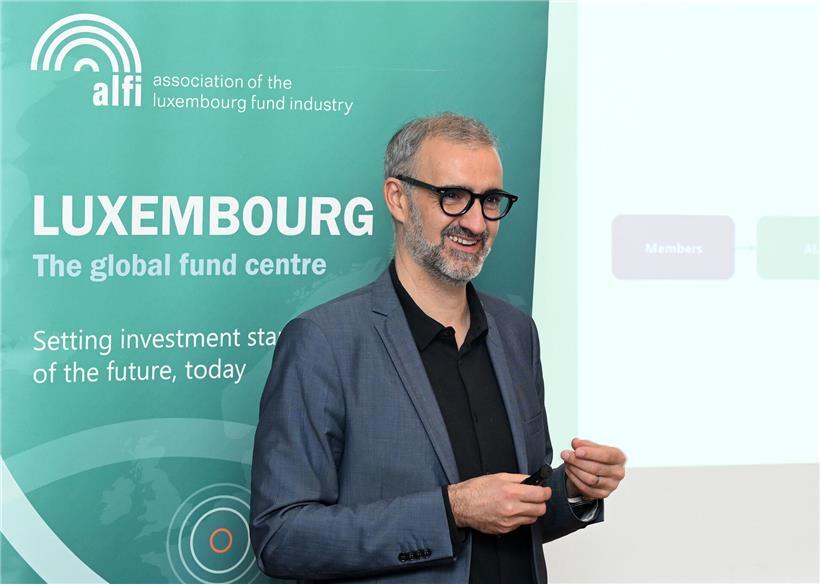 Serge Weyland, CEO der Alfi, porträtiert in professioneller Geschäftskleidung vor neutralem Hintergrund