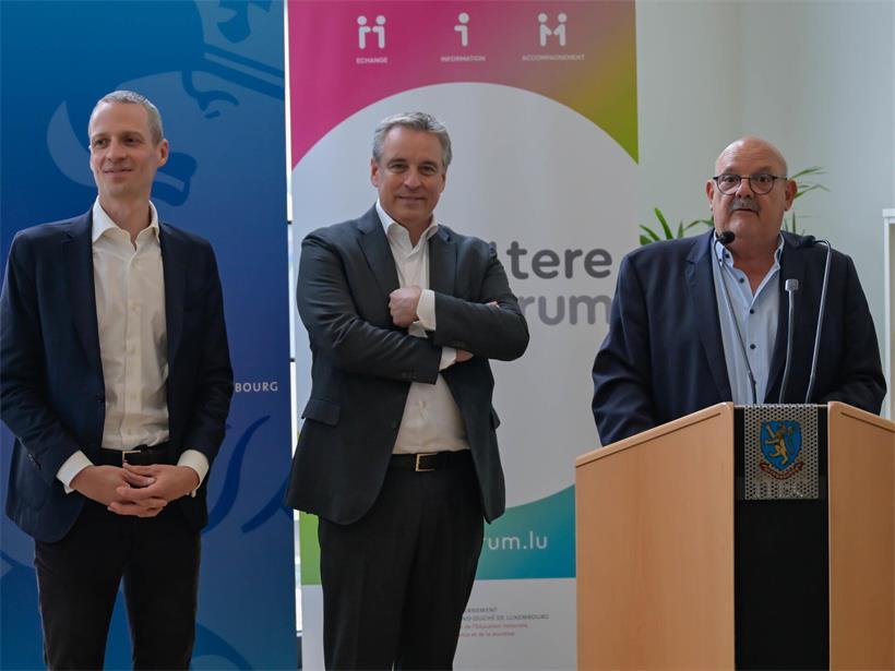Serge Wilmes, Claude Meisch und Guy Altmeisch bei offizieller Veranstaltung in Differdange, Luxemburg, Minister und Bürgermeister im Gespräch
