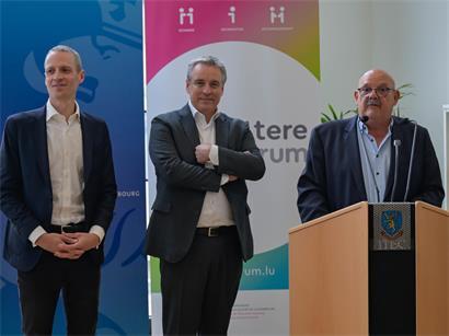 Serge Wilmes, Claude Meisch und Guy Altmeisch bei offizieller Veranstaltung in Differdange, Luxemburg, Minister und Bürgermeister im Gespräch