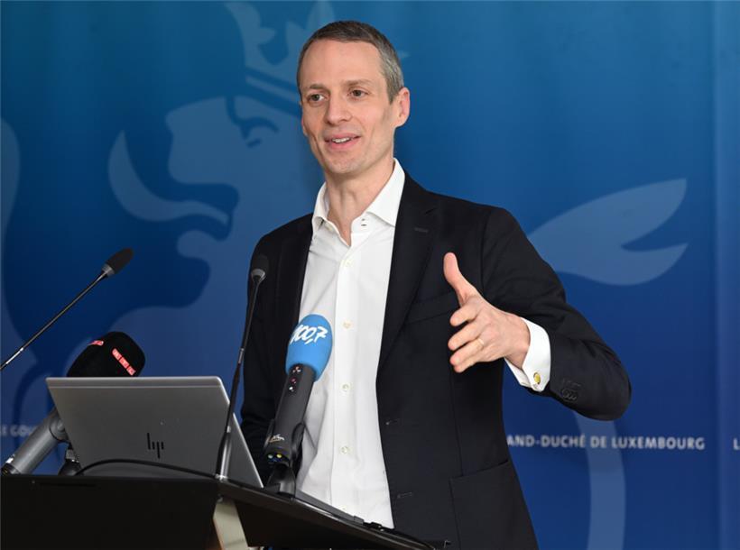 Serge Wilmes beim Erklären seiner Strategie
