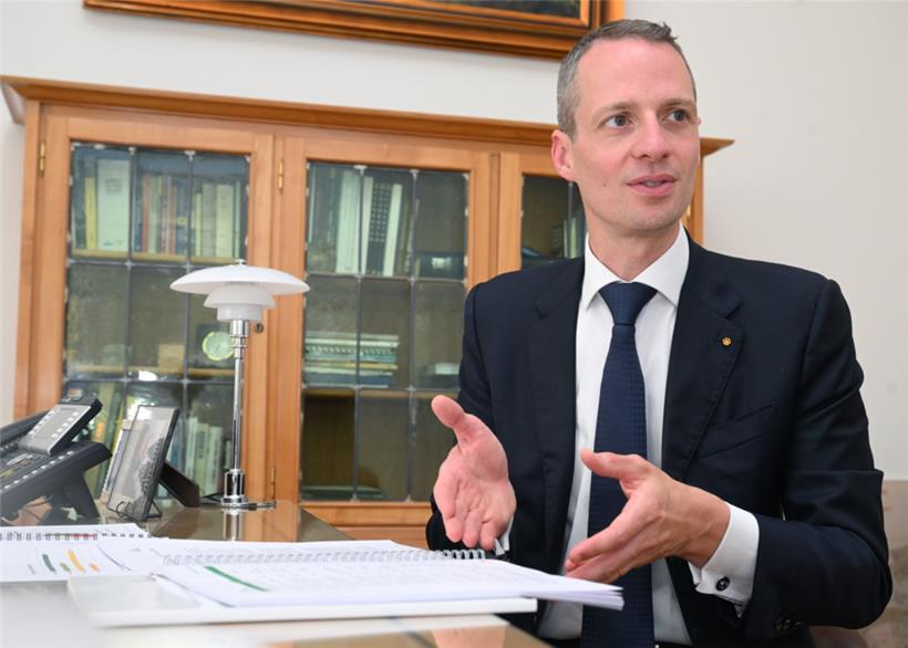 Serge Wilmes erklärt die Ausarbeitung der „Quartiersentwécklungspläng“ mittels Bürgerbeteiligungen
