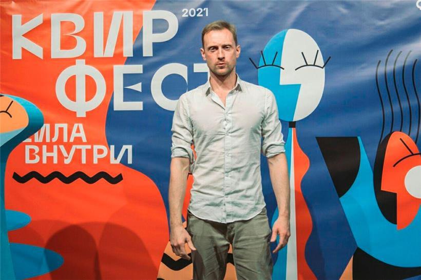 Sergej Troschin, oppositioneller Kommunalpolitiker in St. Petersburg, steht vor einem Aufhänger zu einem schwul-lesbischen Fest in der Stadt (undatiert)
