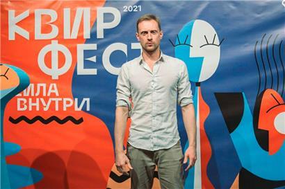 Sergej Troschin, oppositioneller Kommunalpolitiker in St. Petersburg, steht vor einem Aufhänger zu einem schwul-lesbischen Fest in der Stadt (undatiert)
