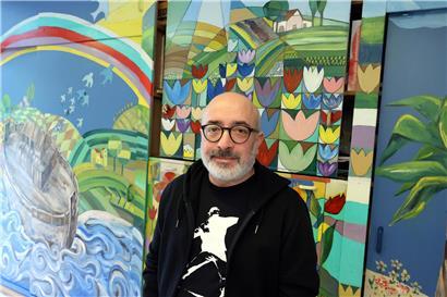 Sergio Ferreira, Direktor der Association de Soutien Aux Travailleurs Immigrés (Asti), im Porträt vor neutralem Hintergrund