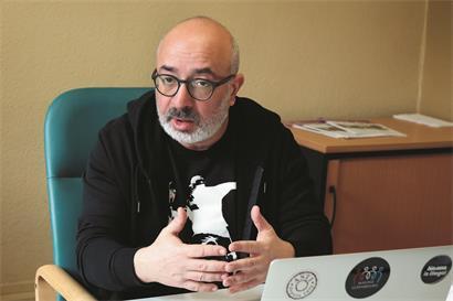 Porträt von Sergio Ferreira, Präsident der ASTI, in formeller Kleidung vor neutralem Hintergrund