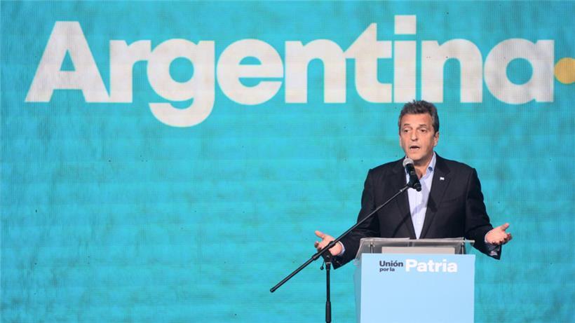 Sergio Massa, Wirtschaftsminister und Präsidentschaftskandidat der Regierungspartei, spricht nach Schließung der Wahllokale bei den Parlamentswahlen in Buenos Aires zu seinen Anhängern in der Wahlkampfzentrale
